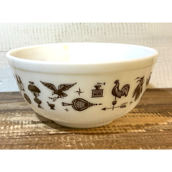 Vintage Pyrex Early American 2.5 Quart Mixing Bowl Brown Colonial Eagle #403 - Picture 1 of 6